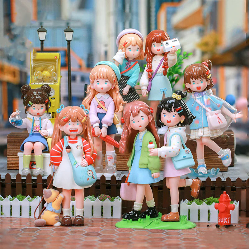 Suki-my friends series Blind box diorama featuring chibi figurines in modern outfits, posed on a miniature city street with toy accessories and urban backdrop.