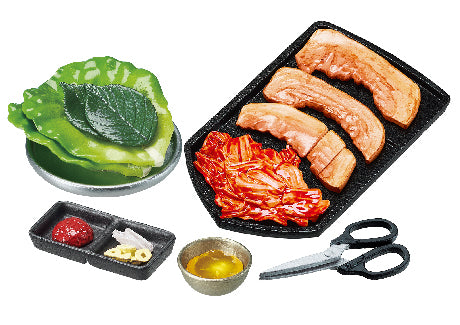 Korean tabletop BBQ setup from Neon and Romance: A Night at Korean Food Stalls Re-ment Blind Box Series, showcasing samgyeopsal, lettuce, kimchi, ssamjang, and kitchen scissors.
