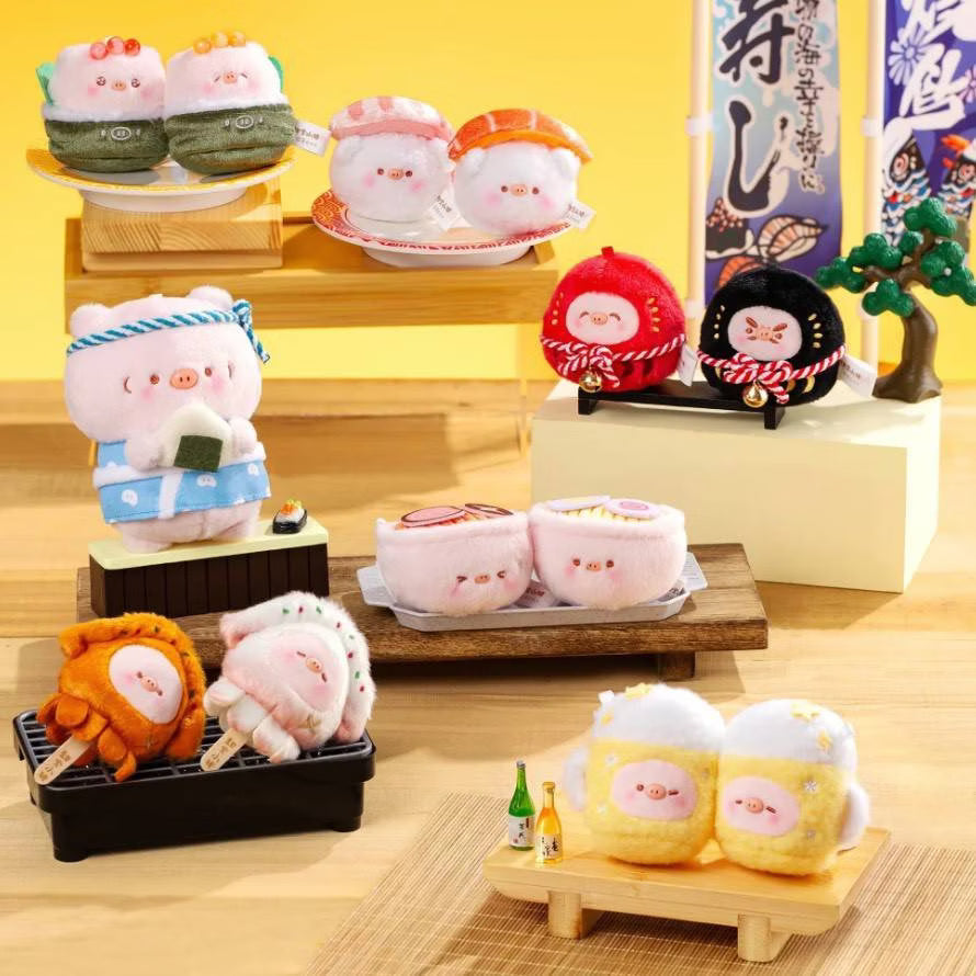 Timbo - Izakaya Series Plush Pendant Blind Box: Plush pig toys as sushi, arranged on sushi-stands with mini sake bottles, showcasing six designs and one secret option.