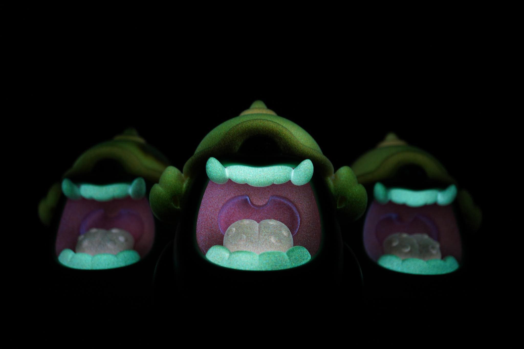 Mallow Yak by MUPA - Preorder: Three stylized monster head sculptures with glowing green teeth, crafted in resin, size 12.5 cm, limited to 80 pieces.