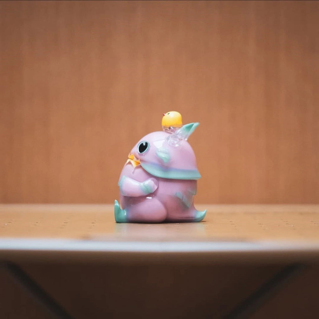 Tebobo - Have a seat 2 by Odom, a 9cm vinyl dinosaur figurine, showcases a playful cartoon style, ideal for collectors and enthusiasts of unique art toys.