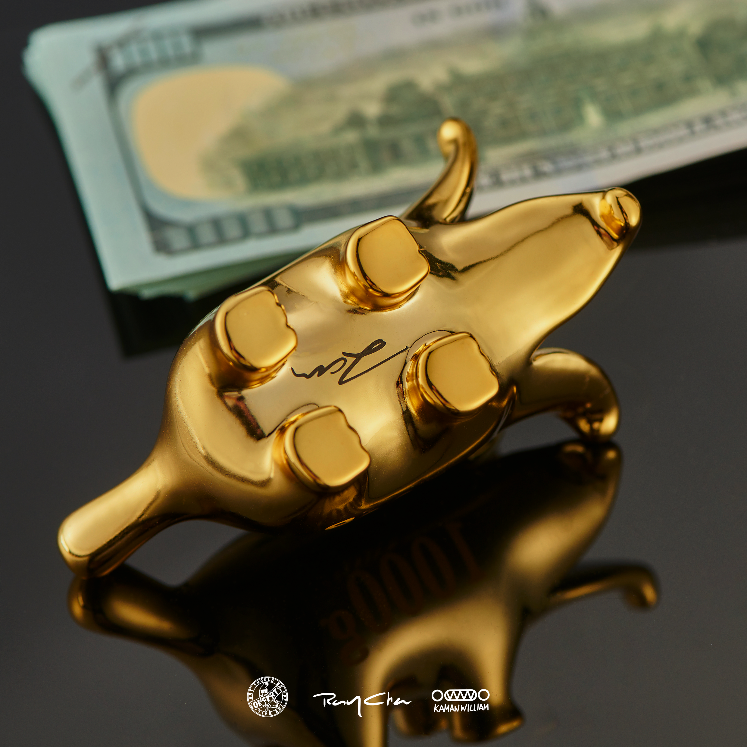 A gold pig statue with a signature, featuring a detachable banana pulp detail. OFFART X Kamanwillam Bananaer Dog Mini Gold Edition. Metal material. From Strangecat Toys, a blind box and art toy store.