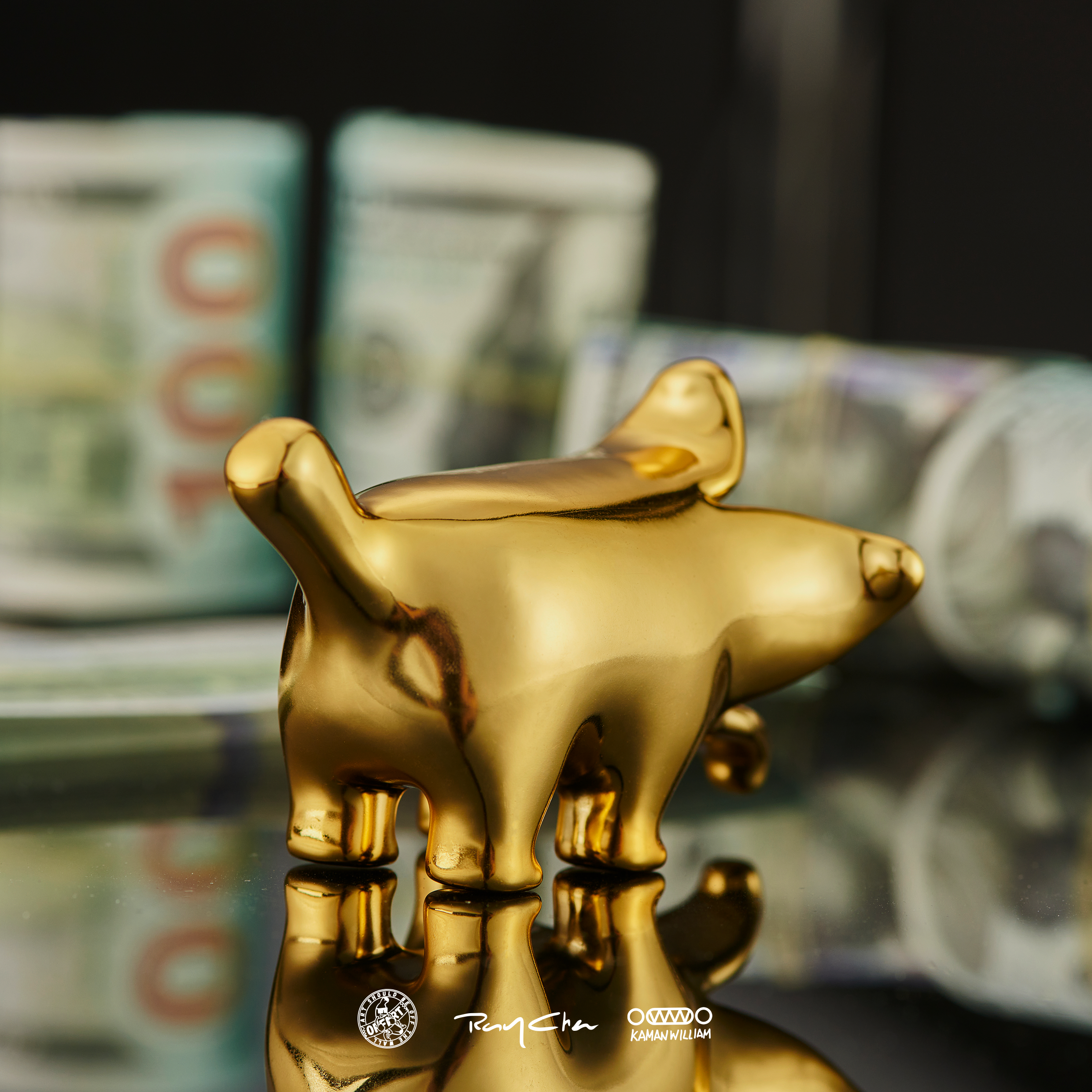 A gold dog statue with detachable banana pulp by OFFART X Kamanwillam, part of Strangecat Toys' blind box and art toy collection. Magnetically detachable, PVC material, 5*5*9CM.