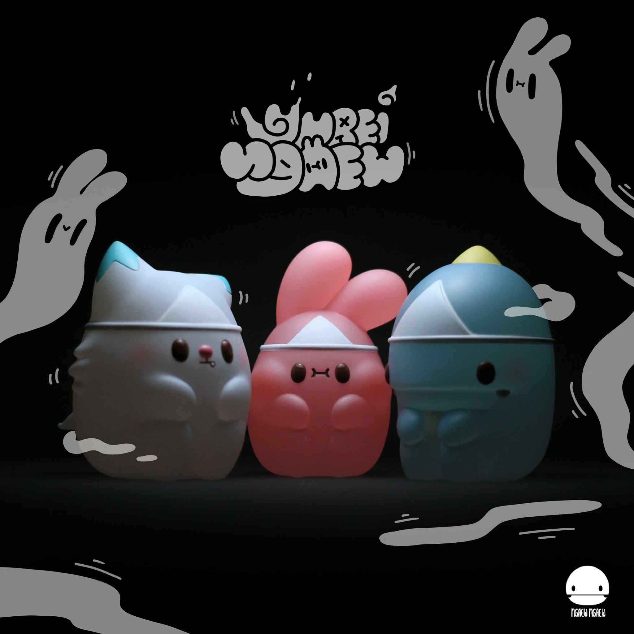 Ngaew Ngaew Yurei Set: Three chibi vinyl figures—kitty, bunny, teal critter—each with a folded-paper hat, showcased with playful ghost doodles and smiling-face emblem.