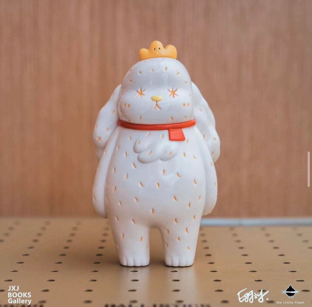 Don Don by EGGZY vinyl figurine of a white rabbit with a crown, a ceramic cat, and a toy close-up.