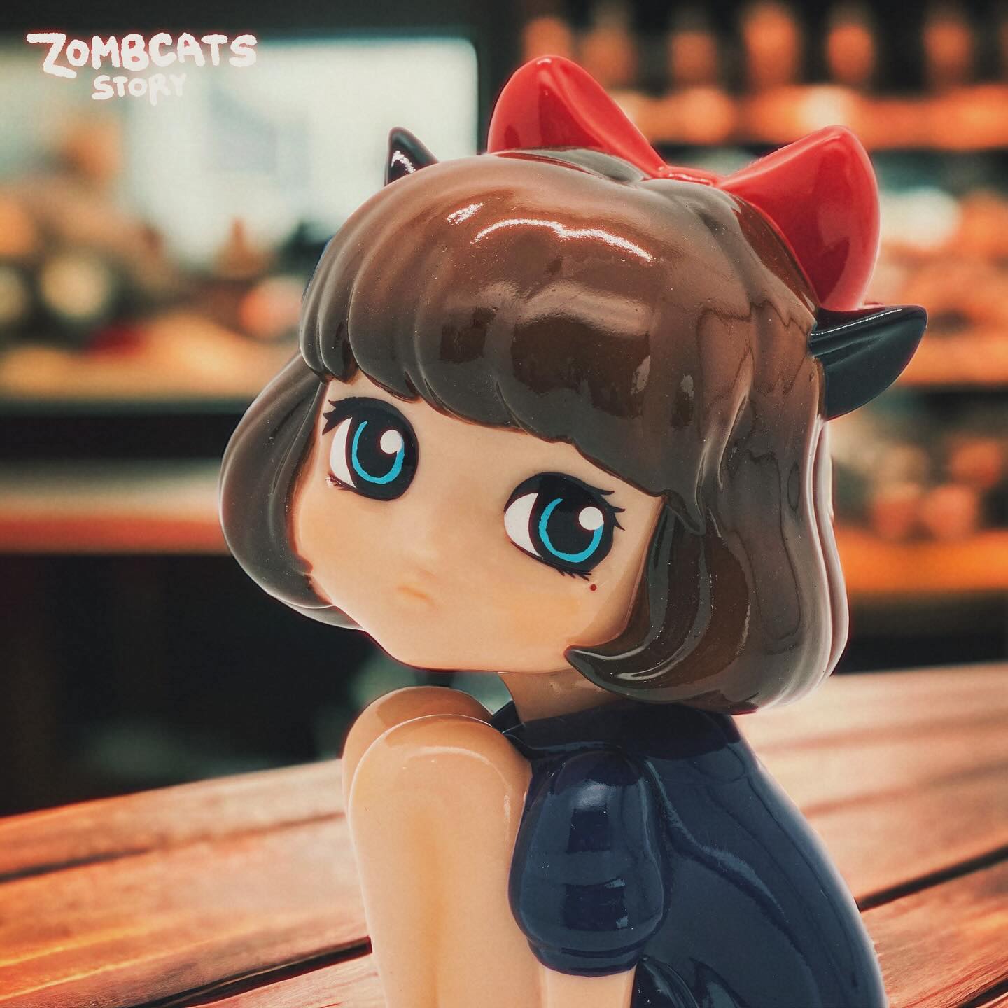 Nekomume figurine - toy of a girl with red bow, close-up of eyes and bodysuit, limited edition vinyl, 7cm.