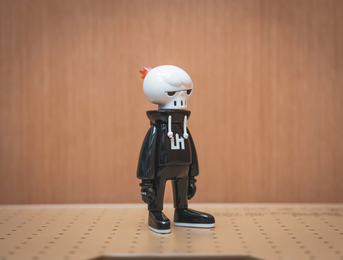 KUHAKU Black by JD Wang, a 7-inch vinyl toy figure featuring a skull head and white limbs, crafted in a distinctive robotic style.