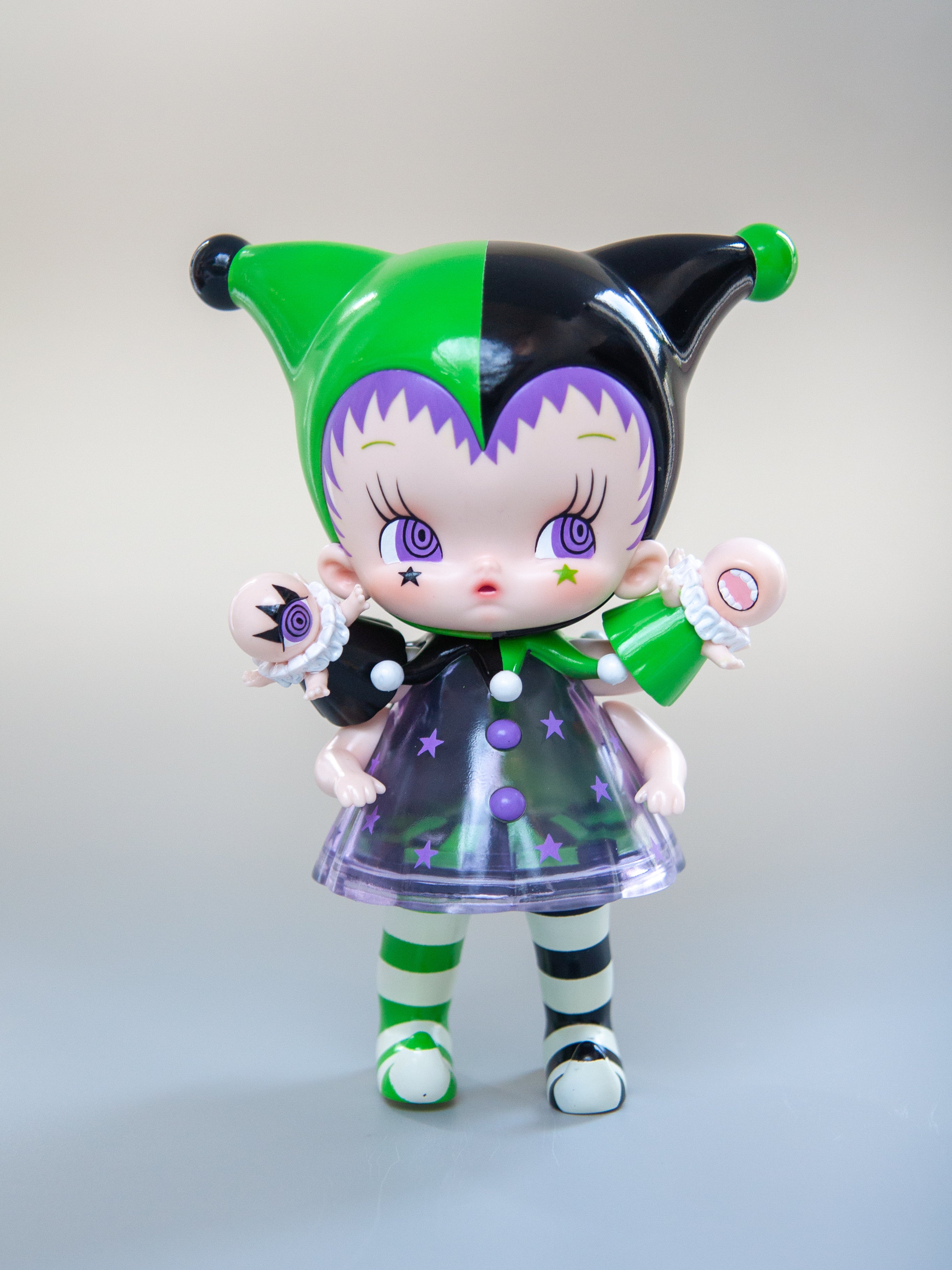 Momoth - Roulette Man ver. by Abao, a 22cm soft vinyl figure, includes one Momoth and two hand-painted hand puppets, each uniquely detailed.