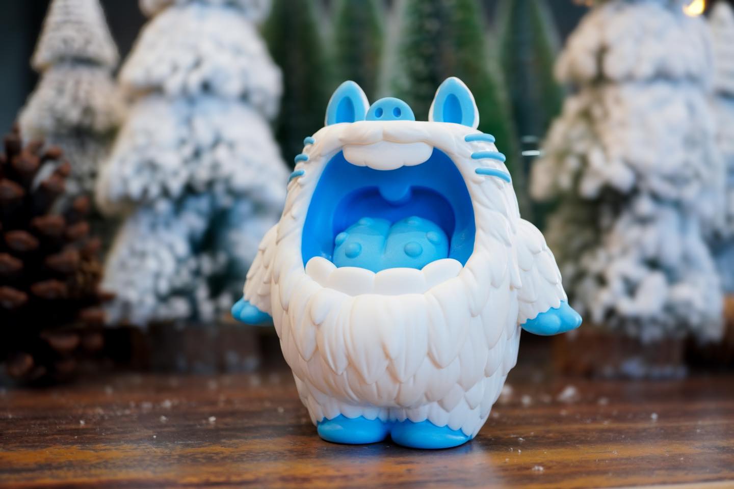 Mallow Monster - Fluffy Snow by MUPA, a resin toy figure with an open mouth, limited to 80 pieces, measuring 10 cm.