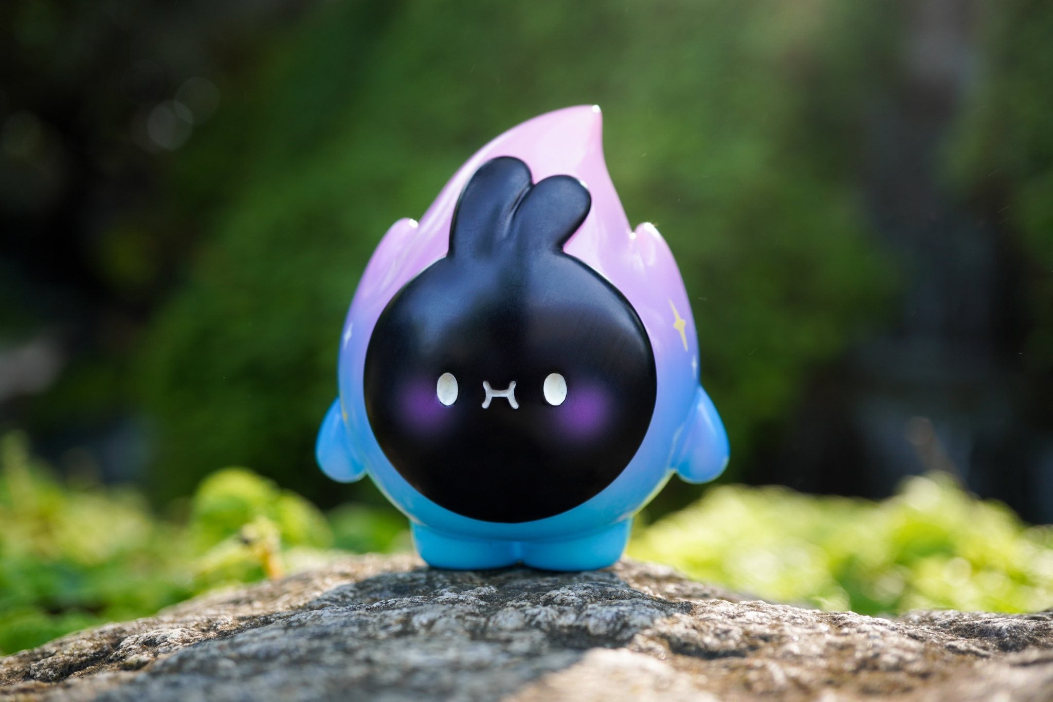 FLAEW Shooting Star by MUPA x Ngaew Ngaew, a 7cm resin toy, positioned on a rock, notable for its distinctive design and collectible appeal.