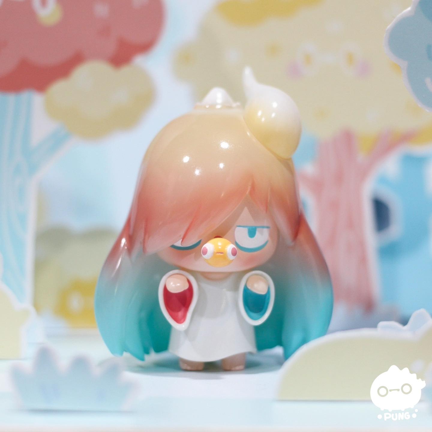 Pung Soul Eater SET by Ngaew Ngaew: Resin figurine depicting a girl with long hair holding a bird, designed as an art toy collectible.