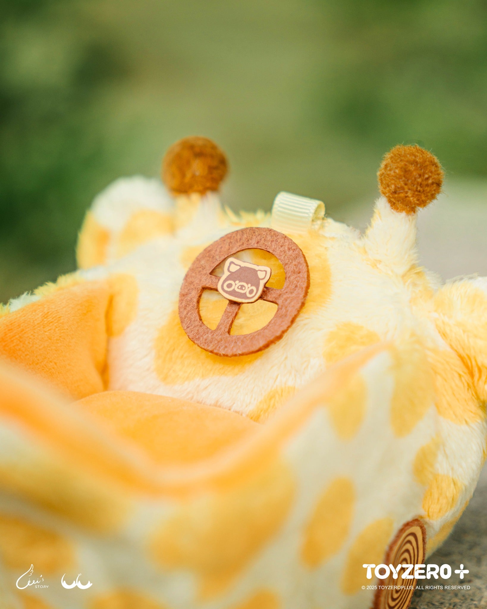 LuLu the Piggy Animal Party - High Speed Giraffe Lu Plush Keychain, a preorder plush toy, approximately 9x9.5x11cm, available from Strangecat Toys. Ships July 2025.