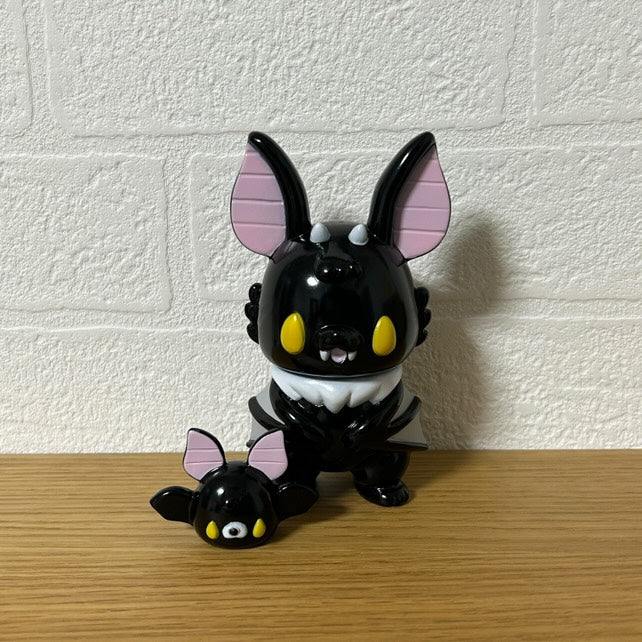 Bat Monster - Blackout by Chishima Konosuke: A 110mm black vinyl bat toy with oversized ears, yellow eyes, and a fang-filled mouth, accompanied by a detachable head piece.