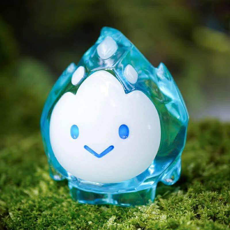 FLAMEY FROST - Blue Diamond by MUPA Toy: A small resin figure with a face inside a blue gem shell, set on moss. Limited to 50 pieces.