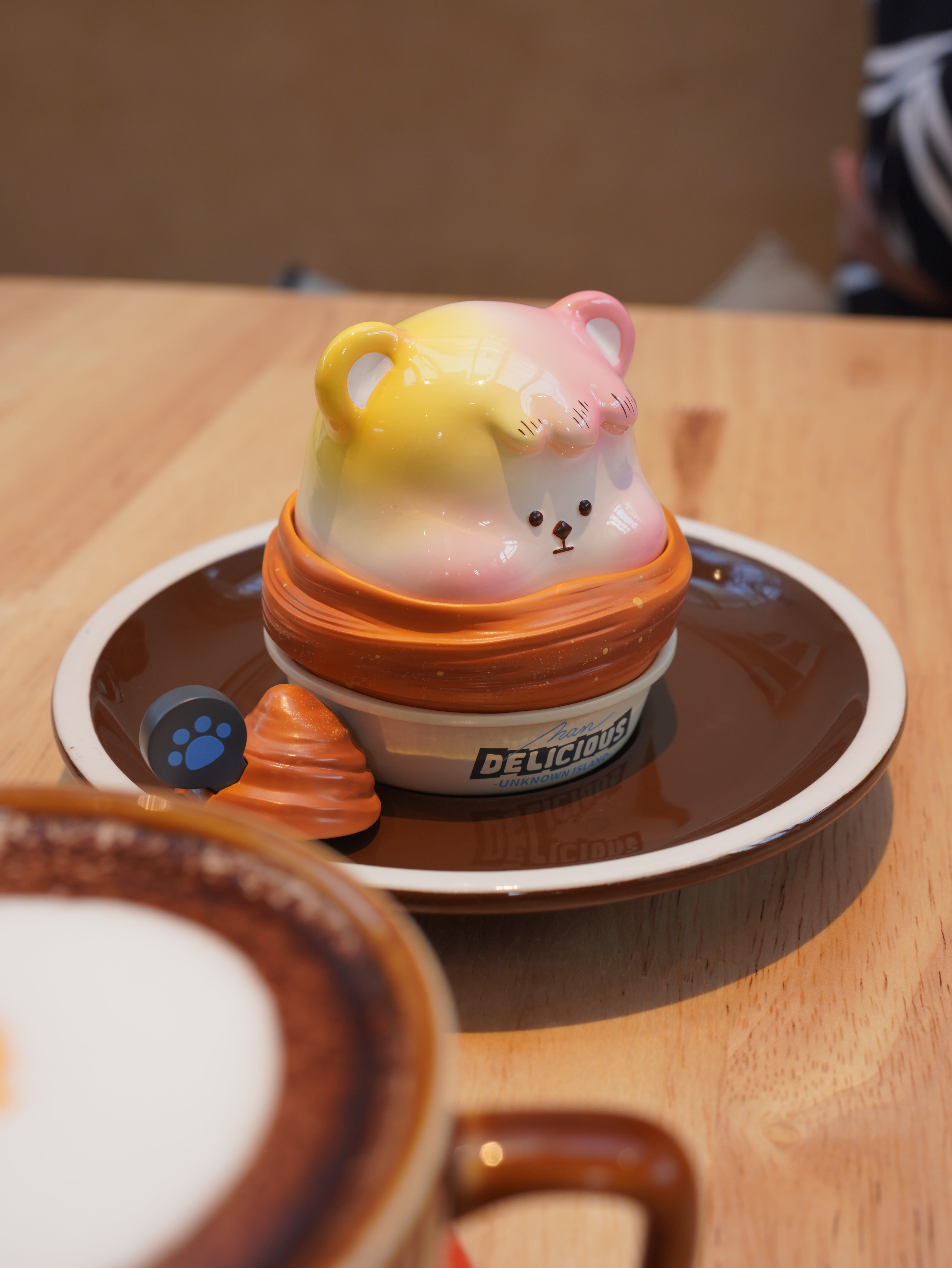 Croissant Han Han toy bear ice cream container and cup on plate, resin material.