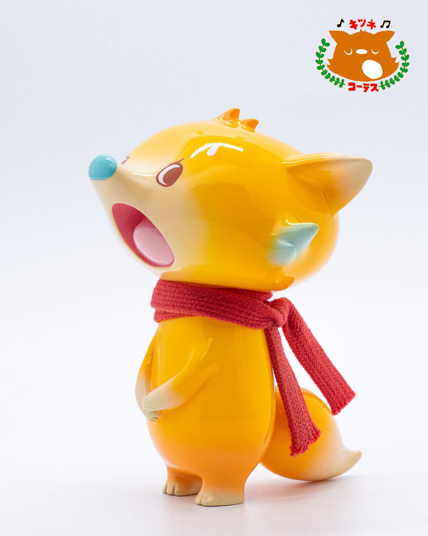 Fox Chorus Serie - Billy by Ok Luna: A 12.5cm vinyl fox figurine with expressive features, a knitted scarf, and a logo with kitsune and chorus in Japanese.