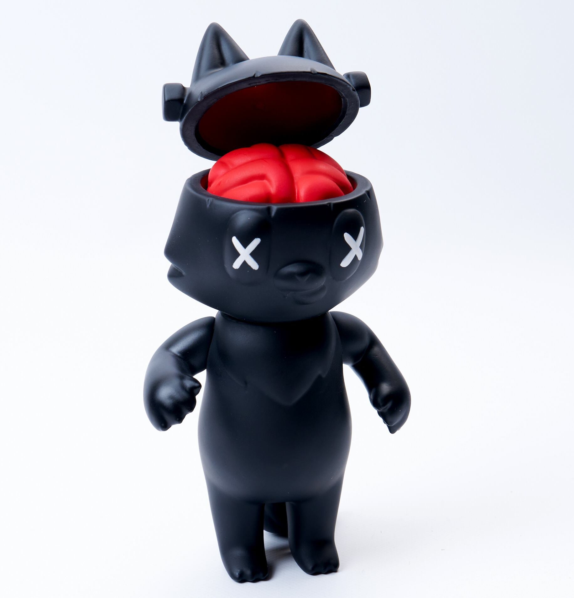 Frazi - Mad Black by BITEMORPH: A 15cm black vinyl figurine with cat-like ears, red brain under hinged head, and cartoonish X eyes.