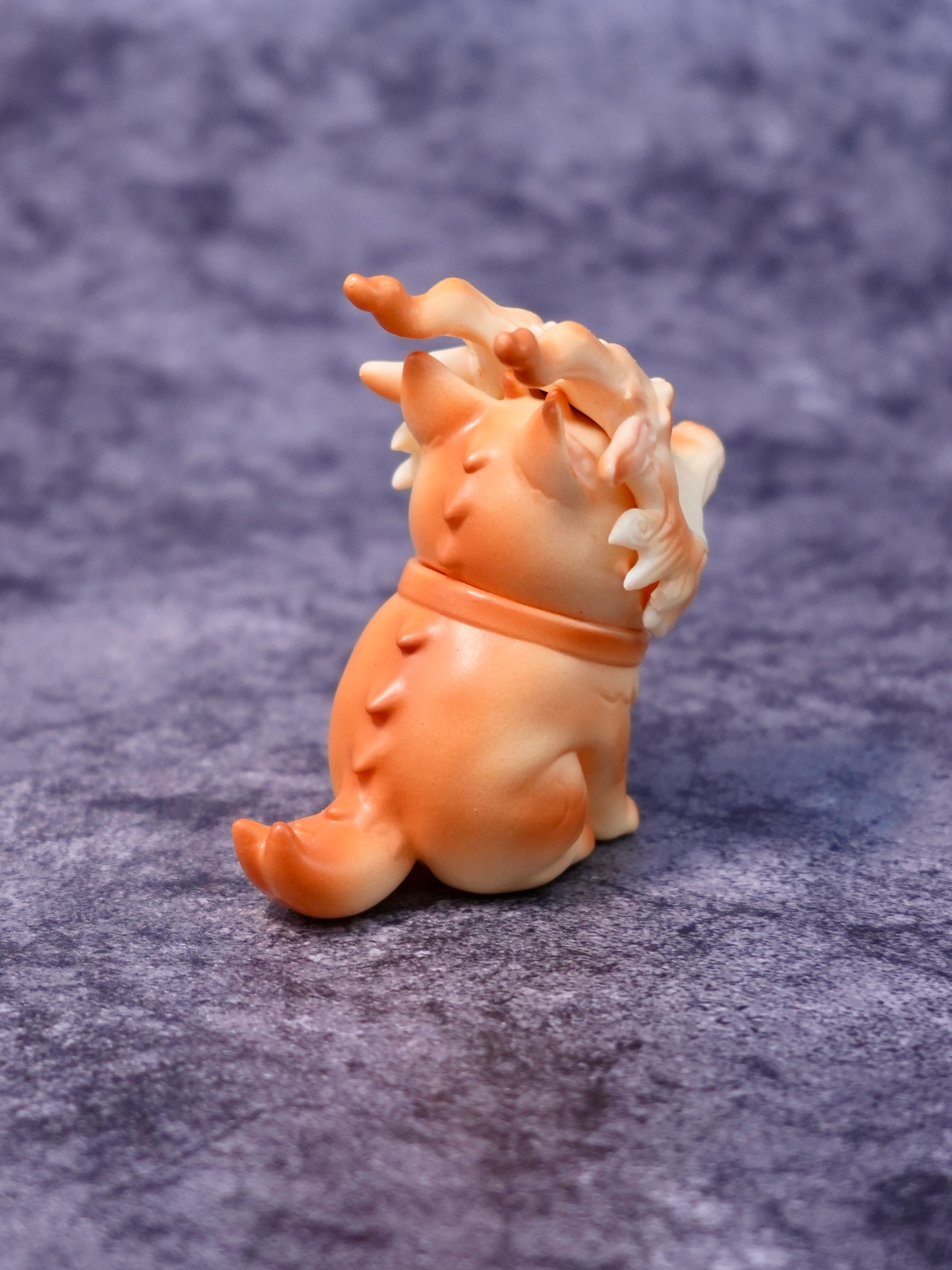 Baker Loong cat by HOTRU - Preorder: Stylized orange cat-dragon figurine with curled tail, ruffle-shaped ears, collar, and back protrusions; 6.5cm, rotatable head.