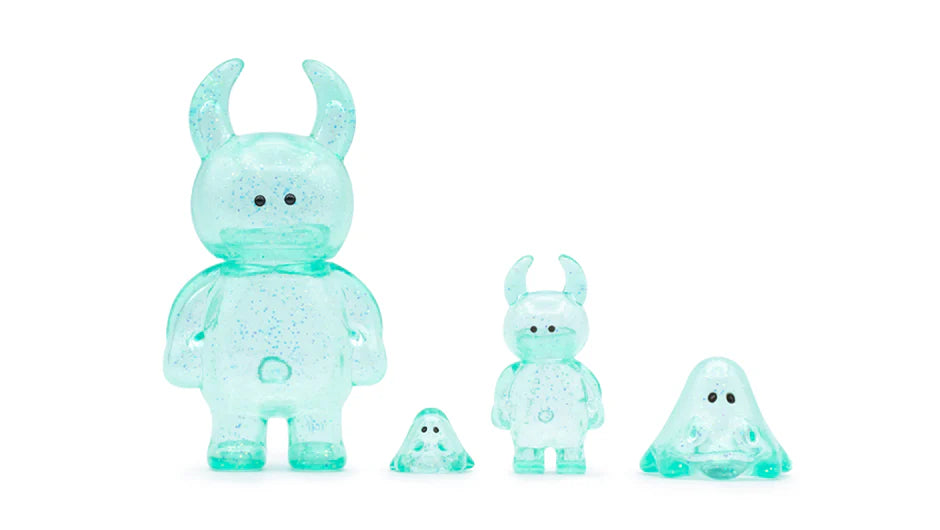 UAMOU CLEAR MINT GLITTER: Four translucent resin art toys with black dot eyes, including horned figures, a blob, and a ghost shape, highlighting size variation.