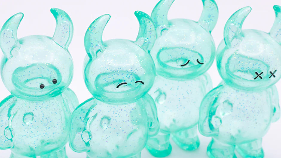 UAMOU CLEAR MINT GLITTER figures, 7cm tall, translucent with glitter, feature varied painted faces, embodying collectible art-toy charm from Strangecat Toys.