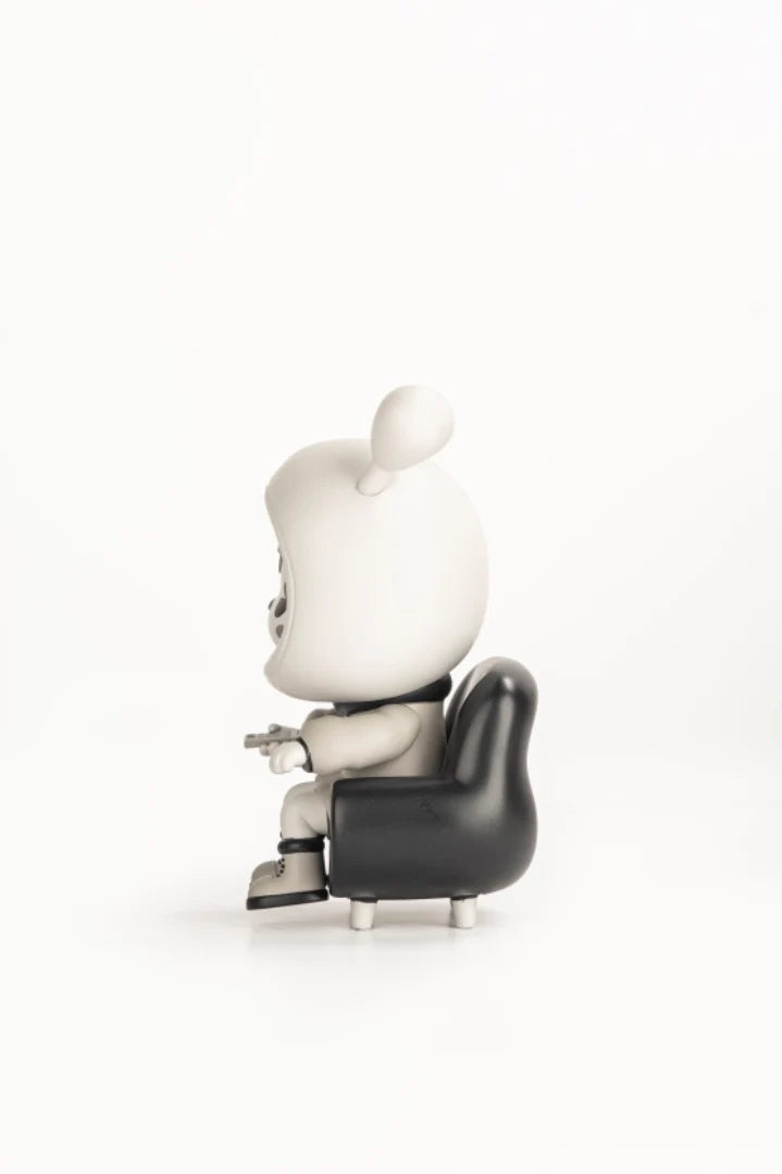Napa - Retro Edition vinyl figurine seated in a black armchair, holding a game controller, inspired by classic animation, limited to 150 pieces.