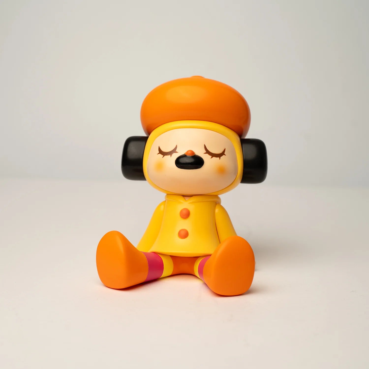 GREENIE OHIGEnoPON EDITION vinyl figure, wearing a beret and raincoat, with closed eyes and rosy cheeks; preorder for May 2026 delivery.
