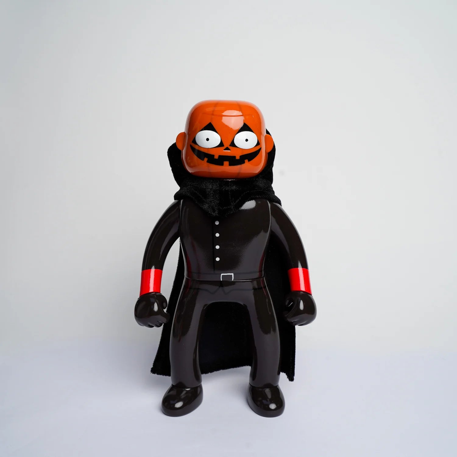 MR NOBODIES (HEADLESS HORSEMAN) vinyl figure in black jumpsuit with red cuffs, pumpkin head, cape; includes ghostly sheet accessory. Preorder for December 2025.