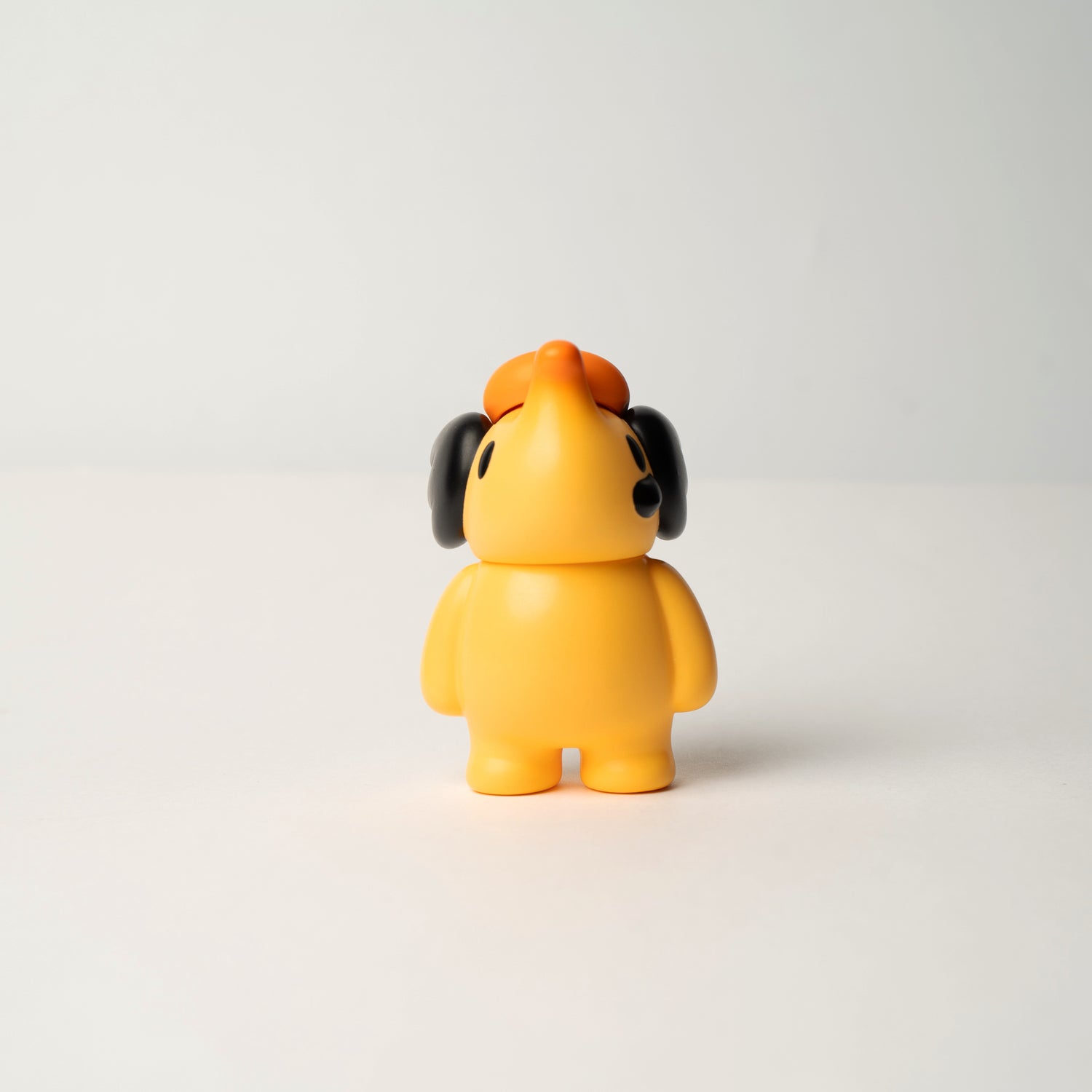 ELFIE HERE I AM! 100% OHIGEnoPON EDITION, a bright orange vinyl toy with a unique snout and cap, showcased as a collectible figure.