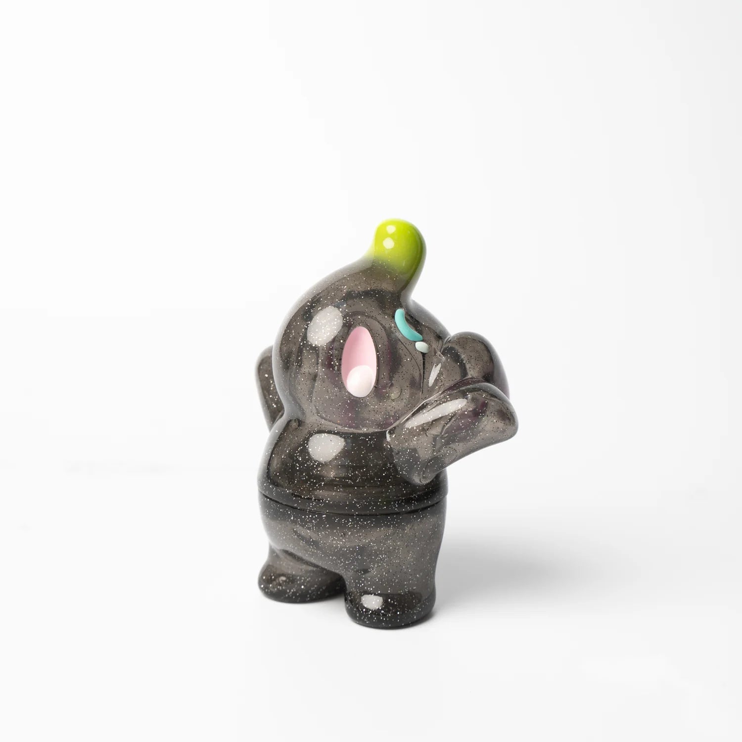 Alt text: Elfie & Nimbus Yawn Glitter Edition, a 10cm soft vinyl bumblebee-themed figurine by Too Natthapong, available for preorder.