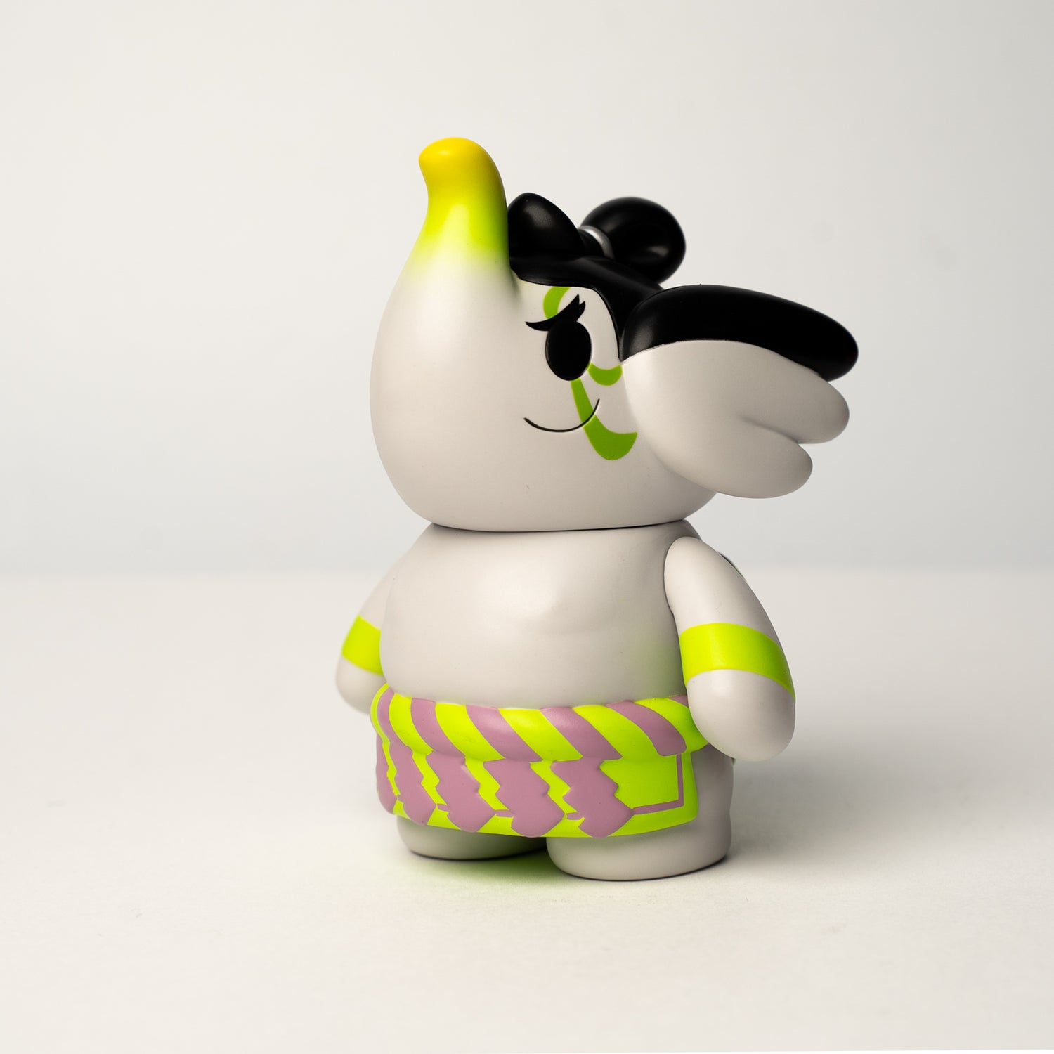 Traveller Elfie 'Sumo' Edition, a 5 soft vinyl figure with neon accents, decorative black wing shapes, and a single horn, available for preorder.