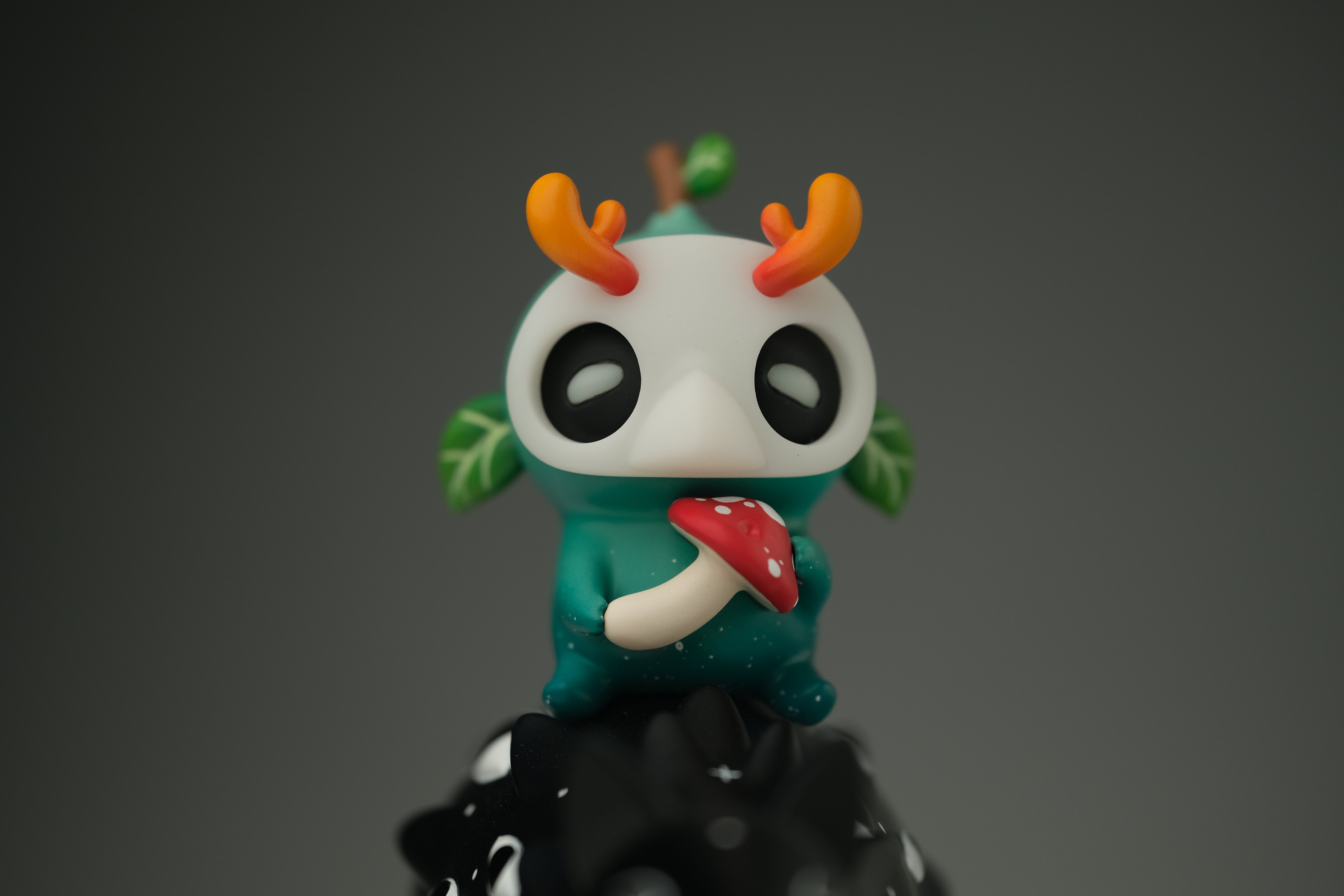 Oracle & Muffin by Faunwood x Madkids: A stylized 7 vinyl toy with a mask-like face, gradient antlers, and a mushroom, limited to 100 pieces.