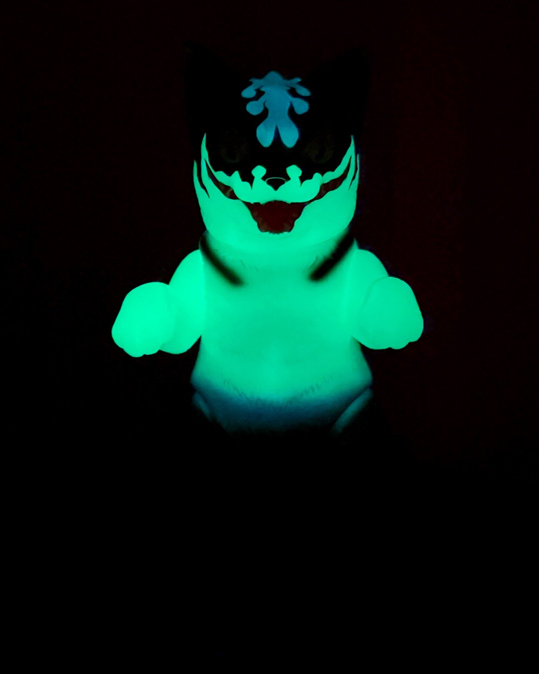 Daioh Negora - Devil Man by Konatsu: A 20 cm glow-in-the-dark vinyl figure of a grinning stylized monster-cat with stubby arms and a mask-like face.