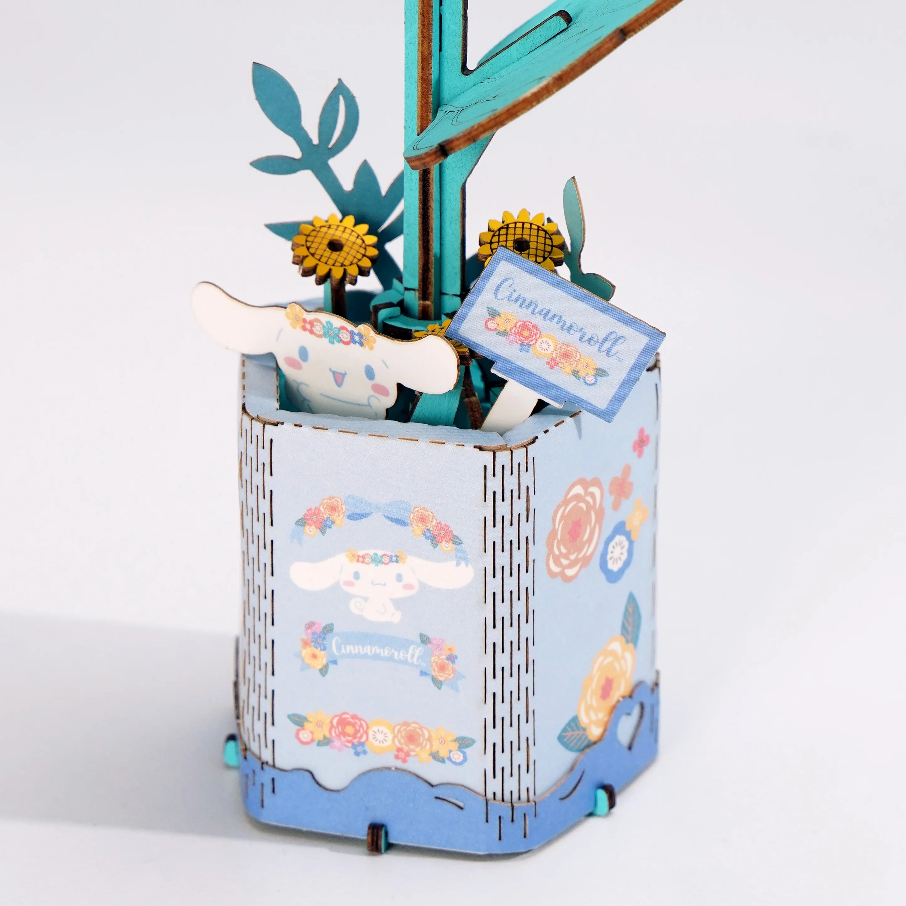 Hello Kitty® and Friends Cinnamoroll Sunflower 3D puzzle kit features a decorative hexagonal pot with floral motifs and a Cinnamoroll-themed sunflower display.