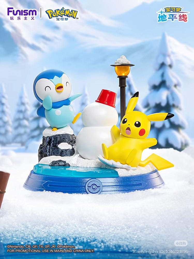 Piplup and Pikachu enjoy snowy fun in the Pokémon Pikachu & Friends Series Blind Box diorama, featuring a snowman and lamppost on a Poké Ball base.