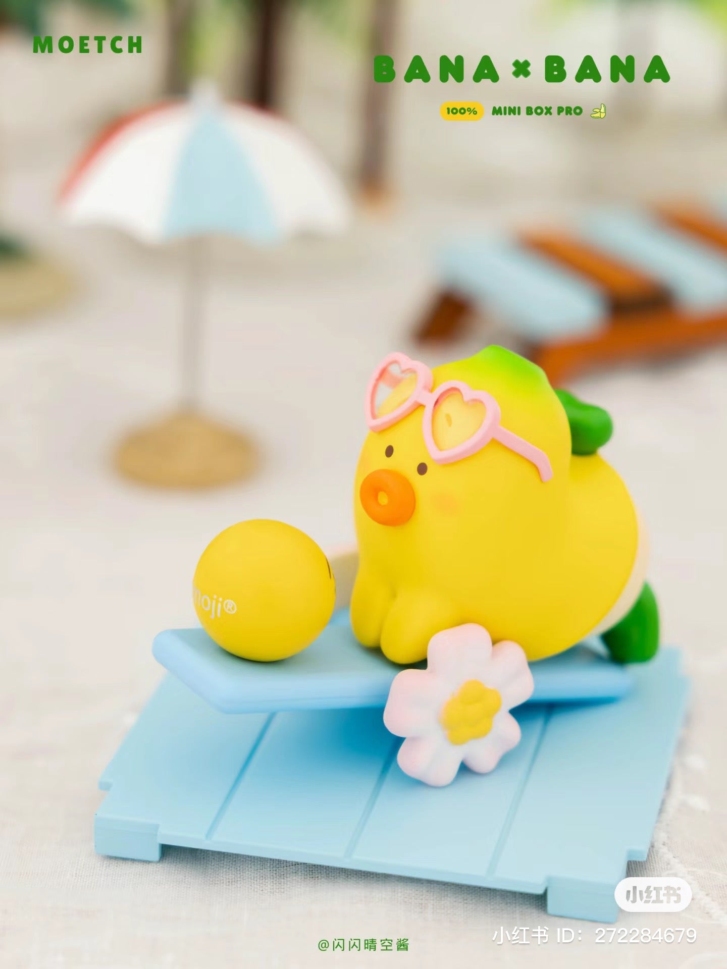 Toy bird with pink glasses on a beach chair from the BANA×BANA emoji Playground Micro Box Pro Blind Box Series.