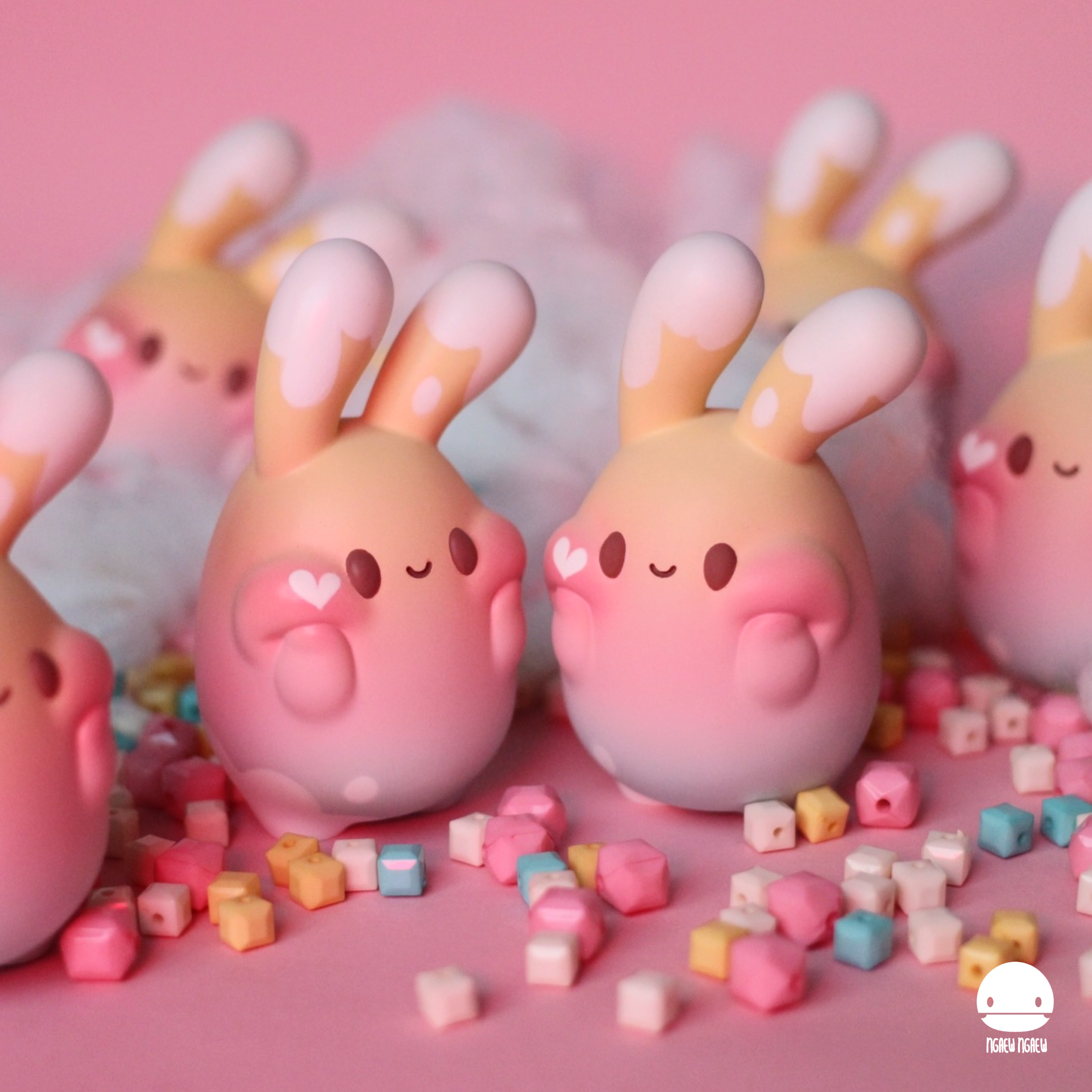 Ngaew ngaew Choco Rainbow by Ngaew Ngaew: Group of small bunnies, toy close-ups, square objects, and cubes in resin, 8 cm size.