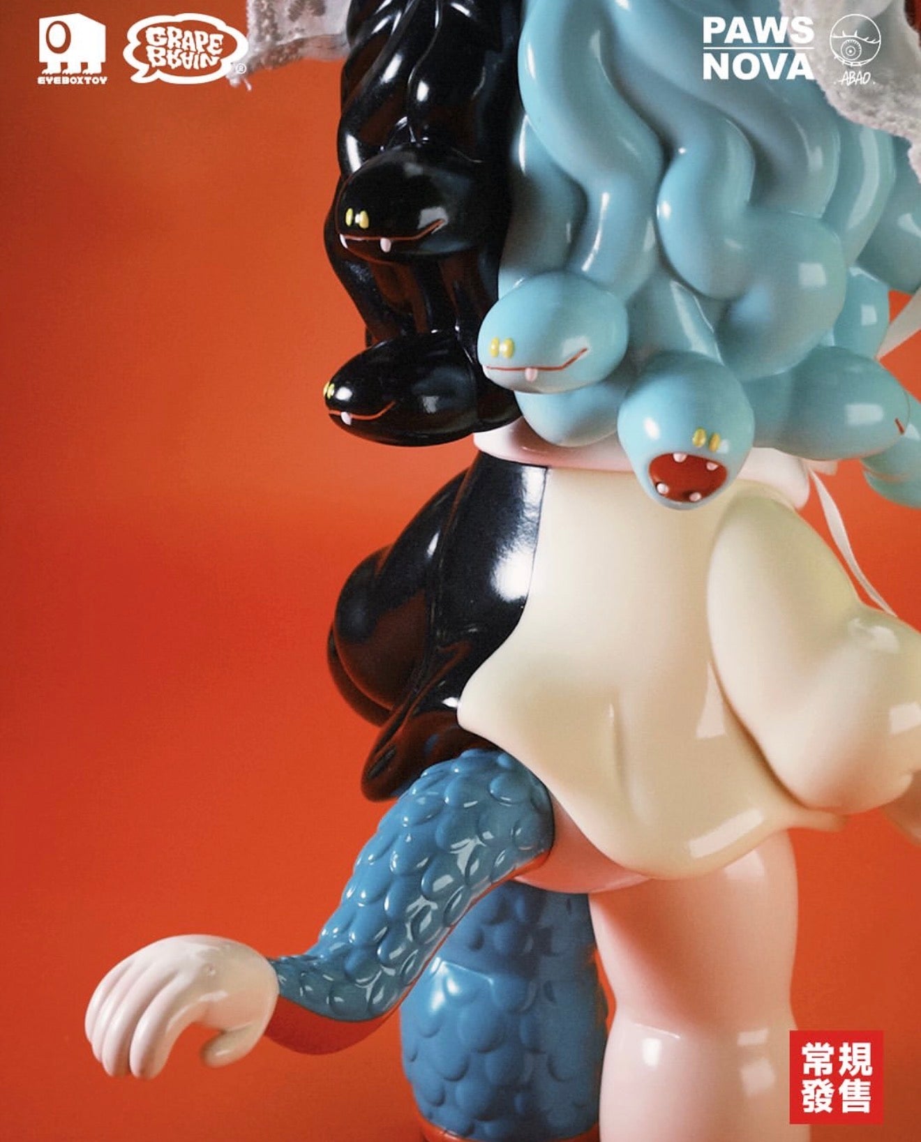 ABAO x GRAPEBRAIN - MIMIMISASA vinyl figure; two-tone design with snake-like features, pre-order for January 2026, 20cm.