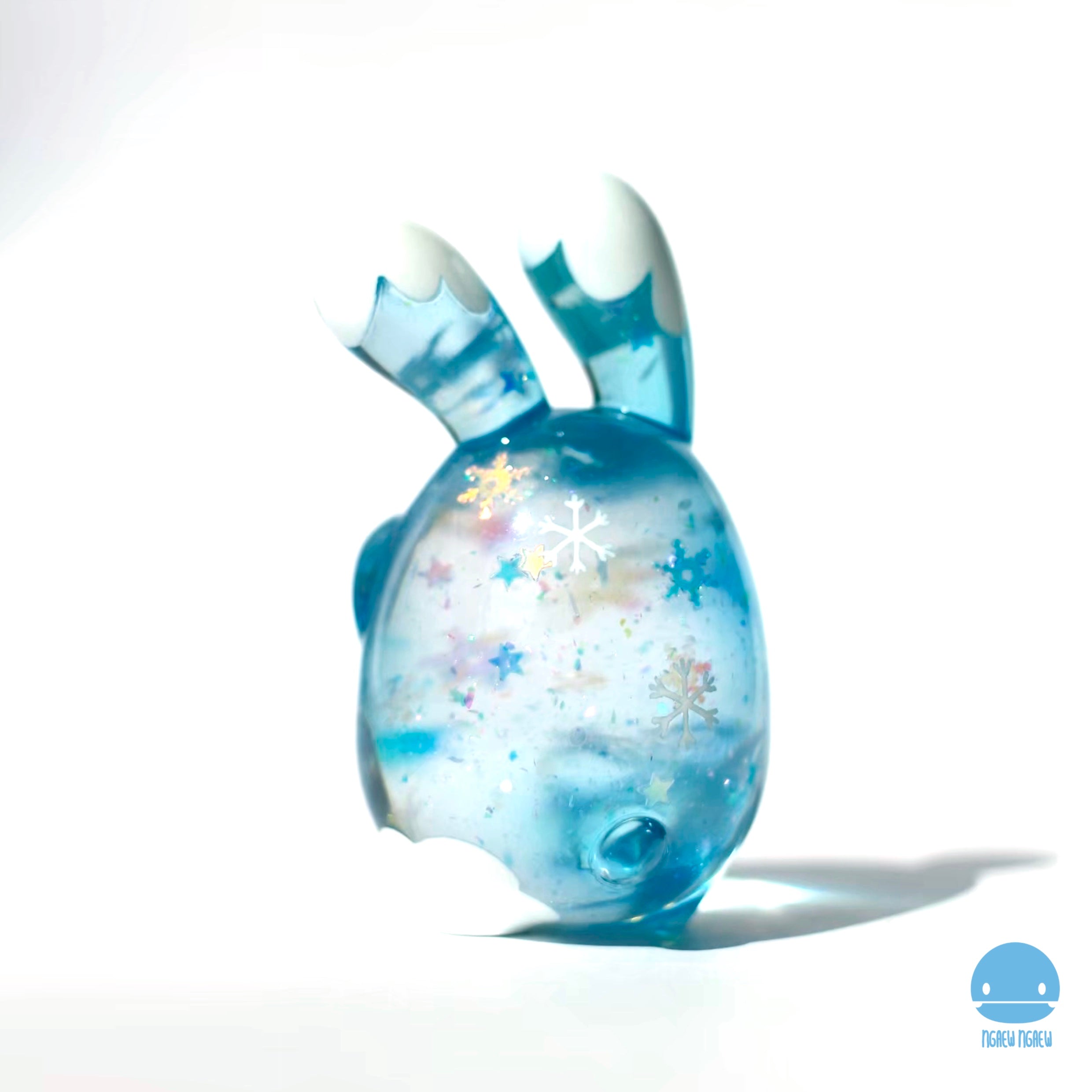 Ngaew Ngaew Shooting Star & Falling Snow: Blue bunny-shaped resin art toy with star and snowflake motifs. Preorder for April 2025, 8cm.