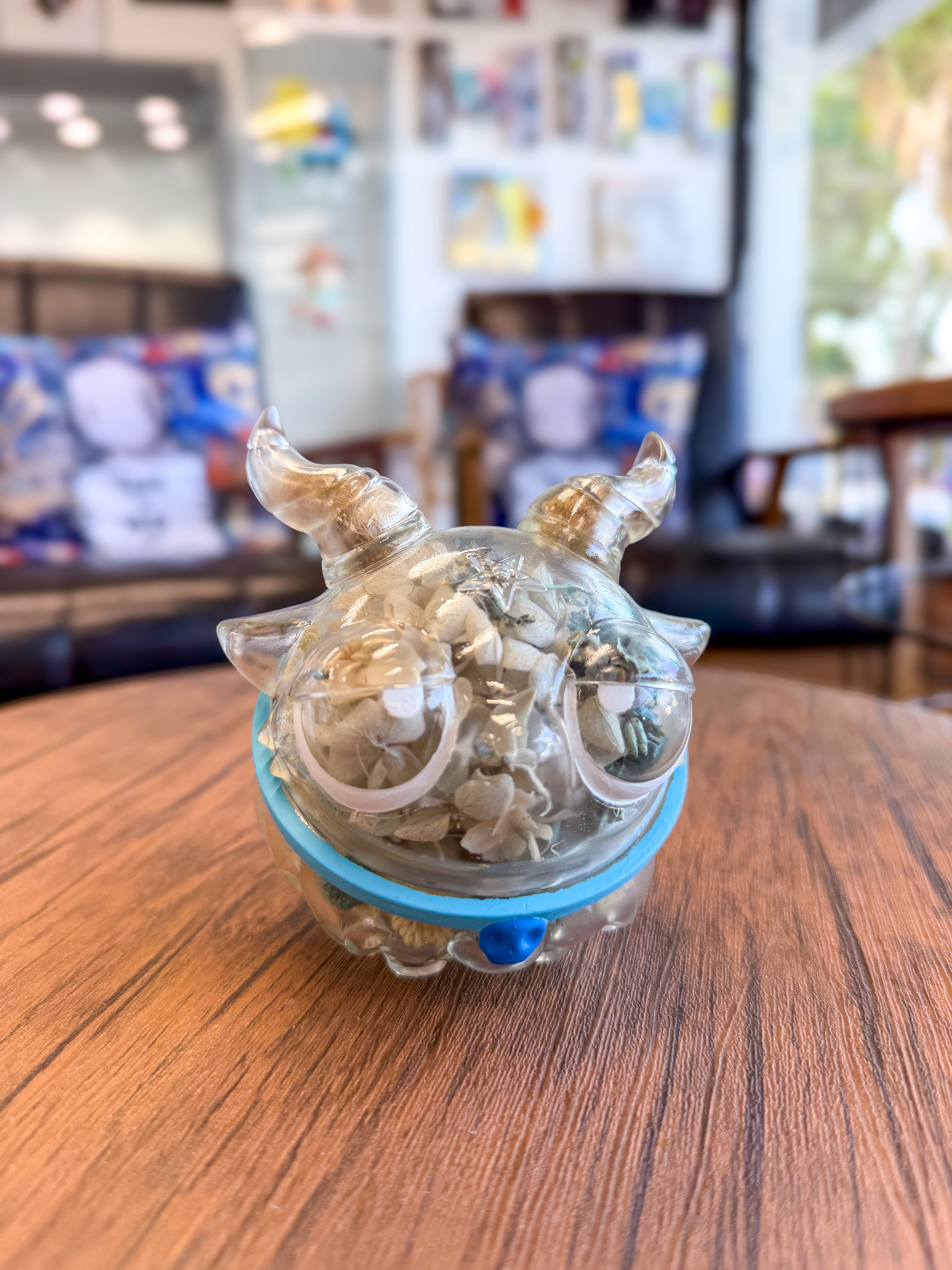 Sweet on the inside Bobbi by Zintears: a 10cm clear-plastic creature-shaped container filled with dried flower buds, perfect for novelty and art toy enthusiasts.