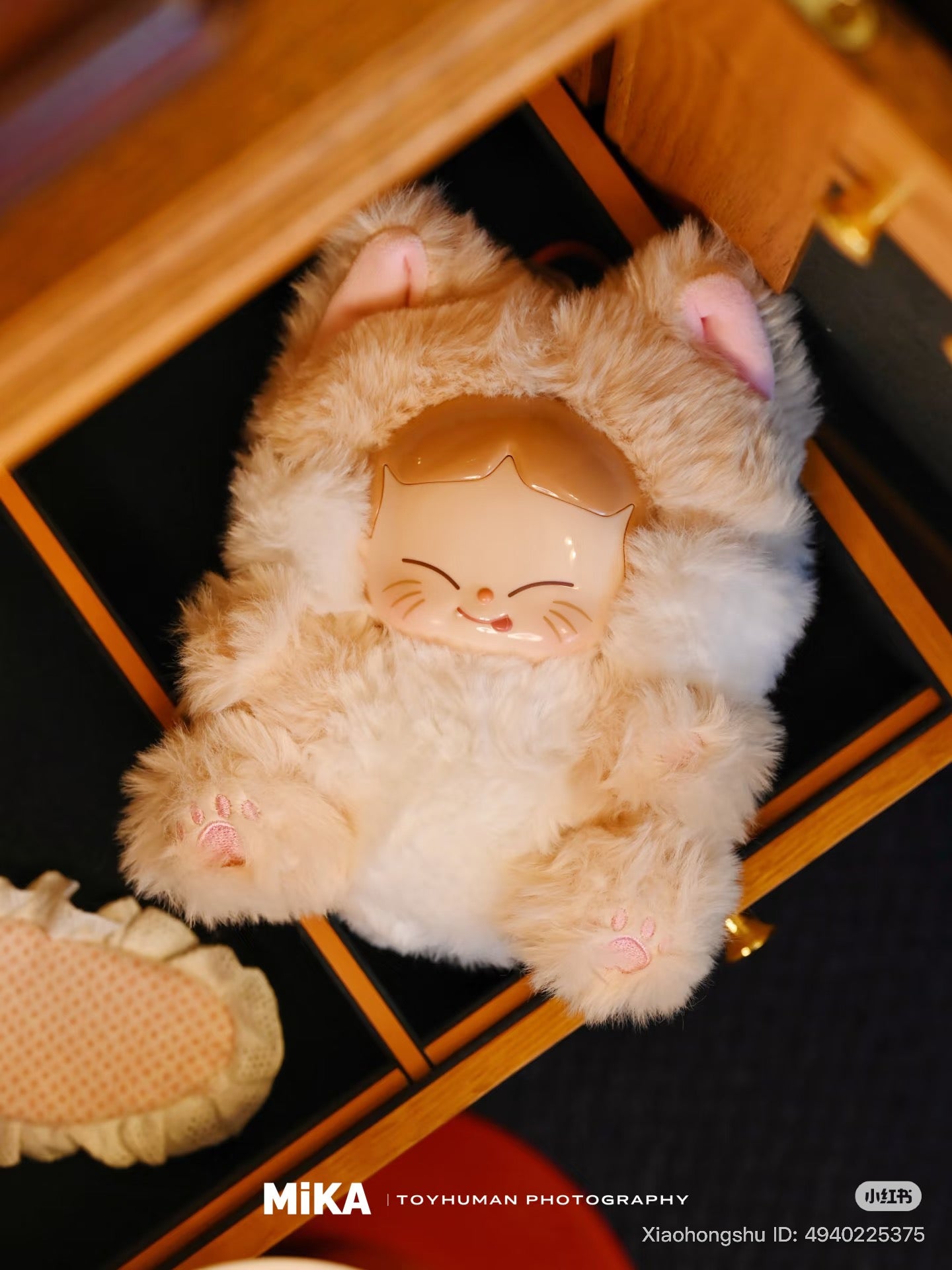 MiKA-Cat Cafe In Operation Series Plush Blind Box features a plush cat toy with a glossy, smiling face, displayed in a wooden drawer.