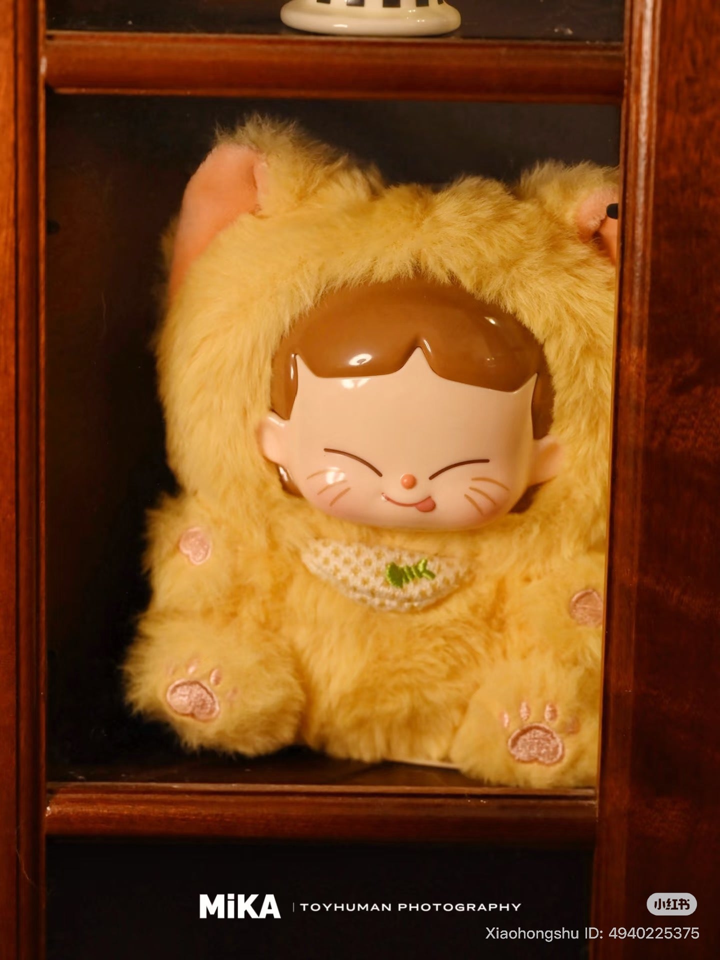 MiKA-Cat Cafe In Operation Series Plush Blind Box: A plush toy doll with a cartoon kitten face, fluffy fur, embroidered paws, and a fishbone bib.