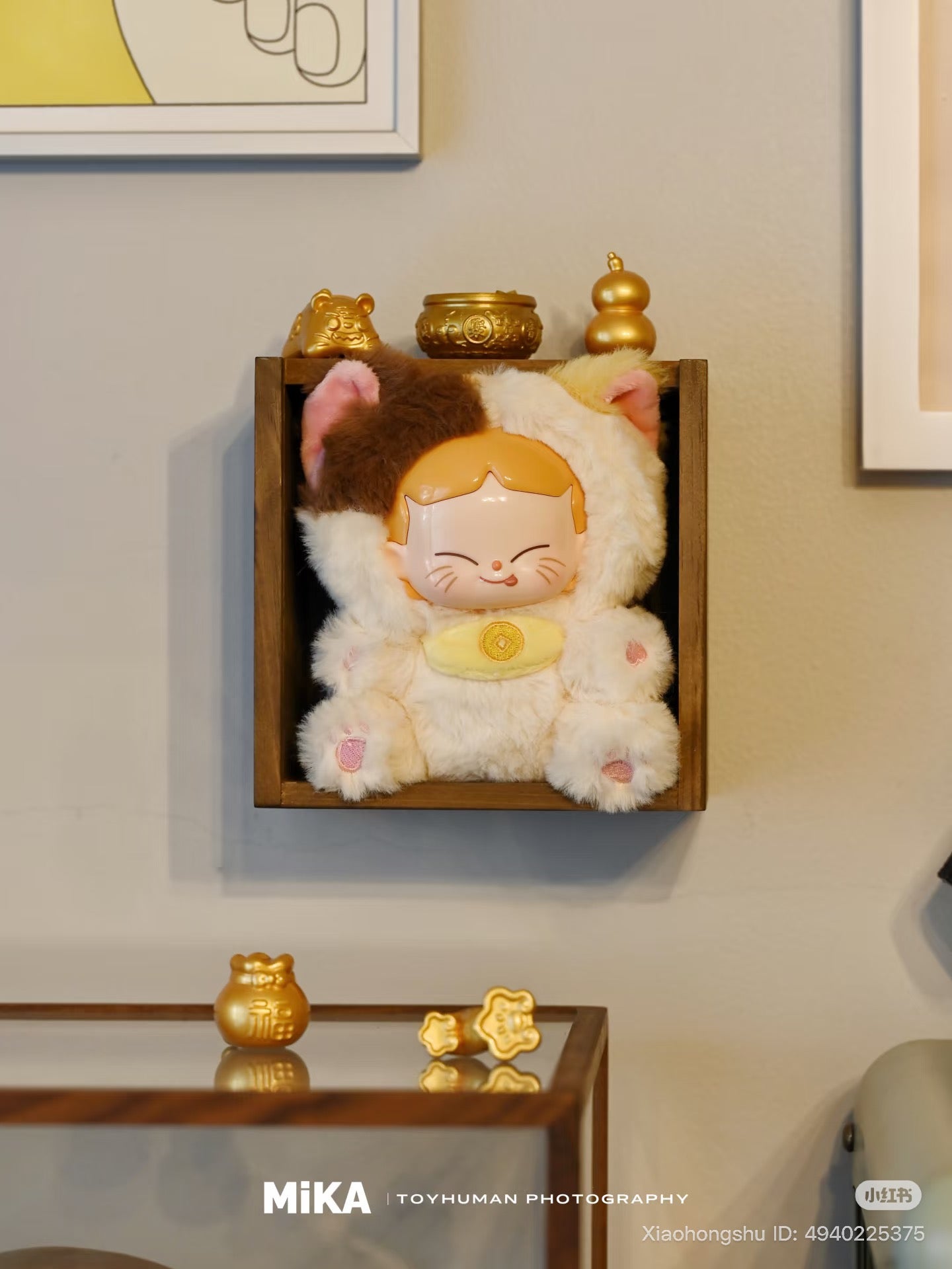 MiKA-Cat Cafe In Operation Series Plush Blind Box: A plush doll in a cat costume within a wooden cube, surrounded by gold-tone lucky trinkets.