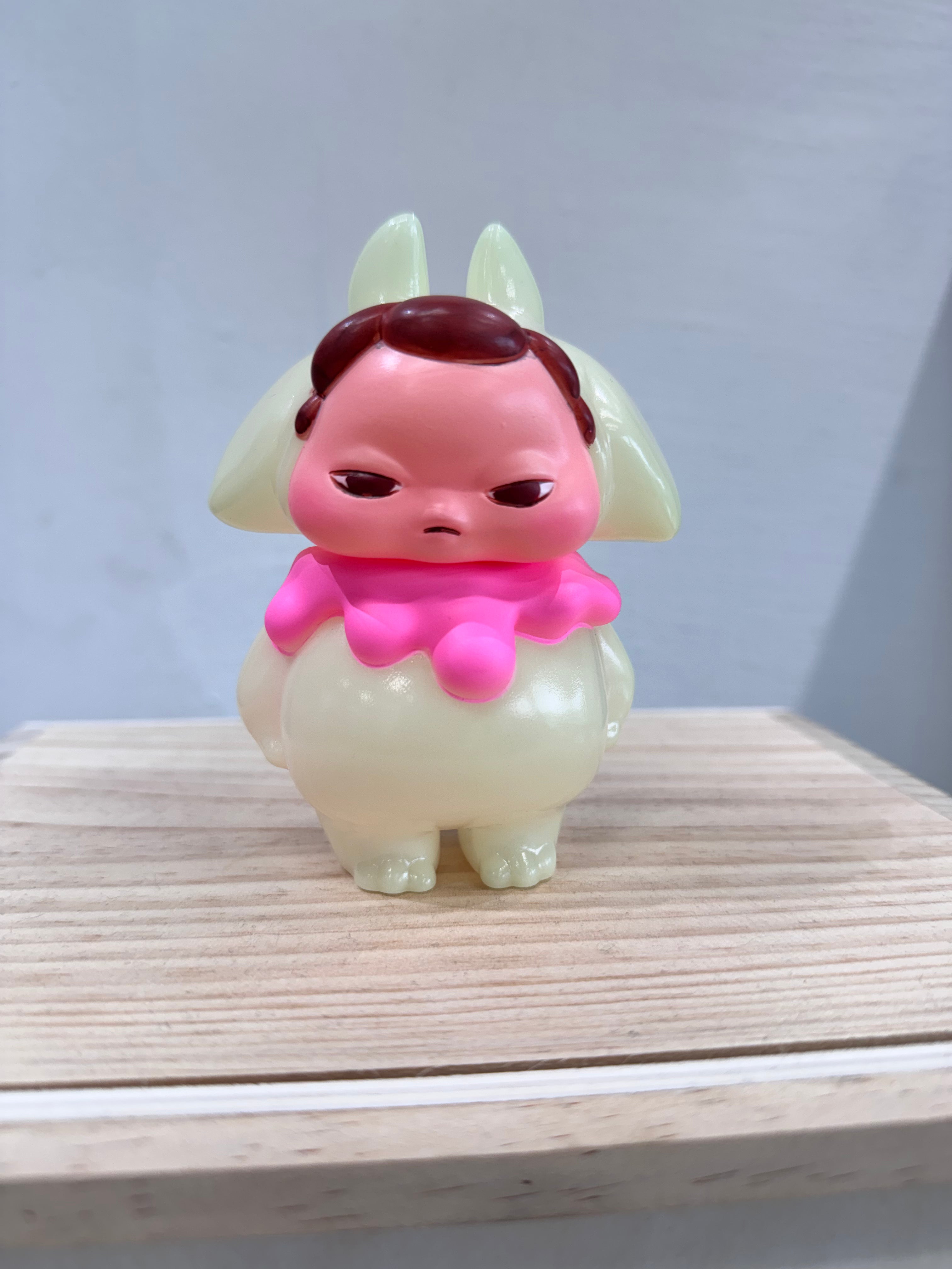 Manta Baby by Yu-zu Tunofue: A 12cm sofubi collectible featuring a chubby creature with floppy ears, pink collar, and sleepy expression, ideal for art toy enthusiasts.