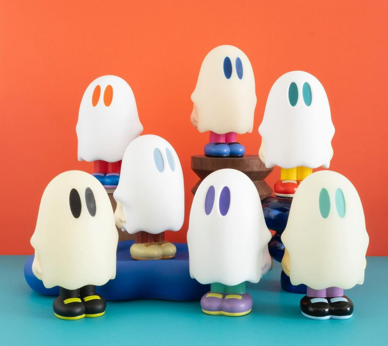 Nanashi no Obake Chan Sofubi by CHIMNEY features white toy ghosts with colorful eyes, designed for artistic display and collection.