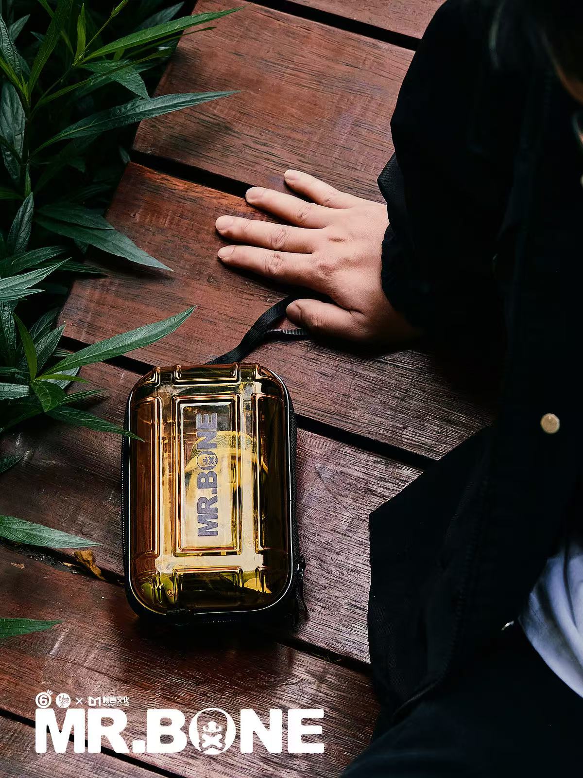 Mr Bone Yakuza Limited Set 100% preorder features a translucent amber carrying case on wood, branded “MR. BONE.” Includes 12cm PVC dog and case.