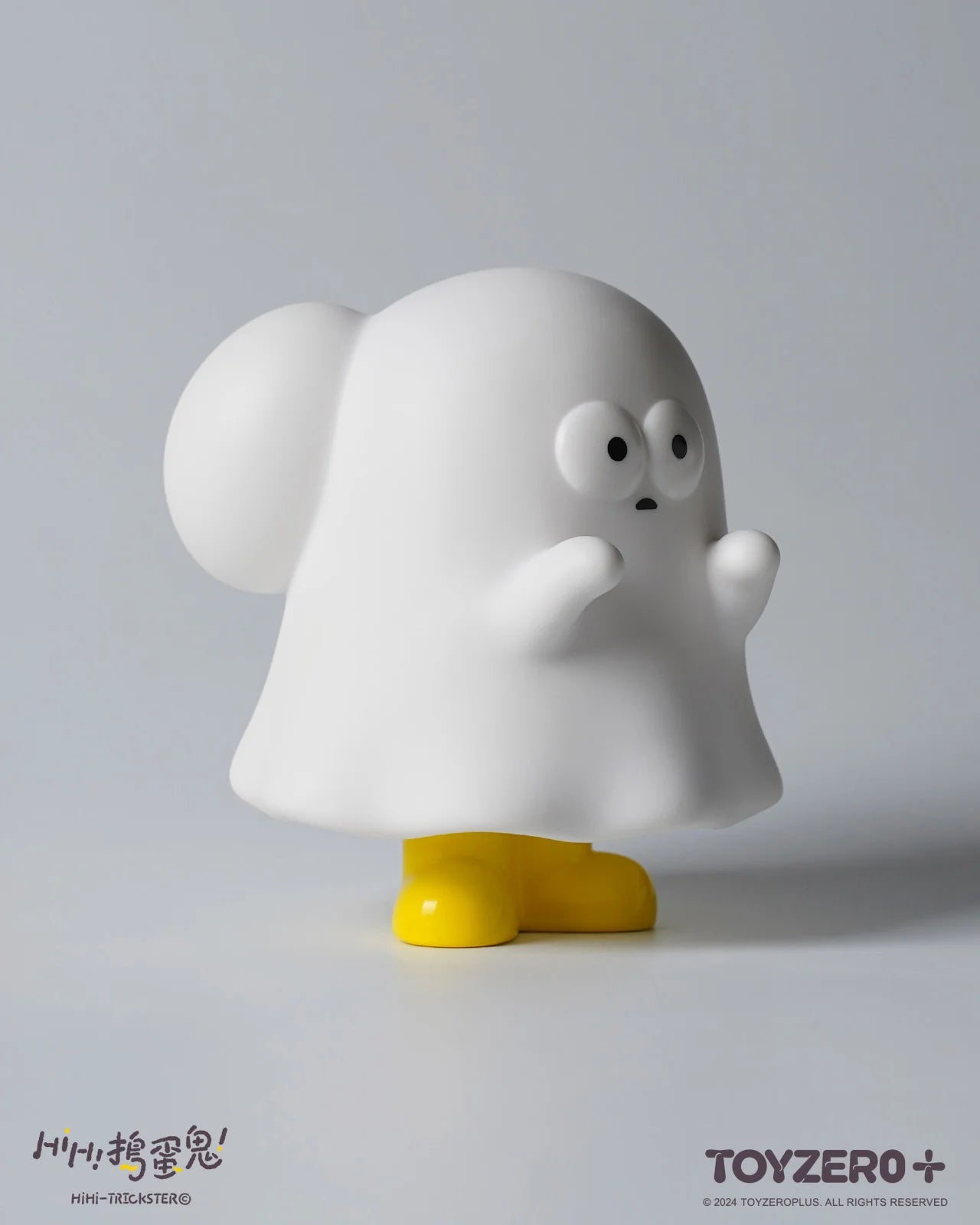 A white vinyl toy with a ghost-like cloak and yellow boots, titled HiHi Trickster - Original ver., measuring 10cm tall.