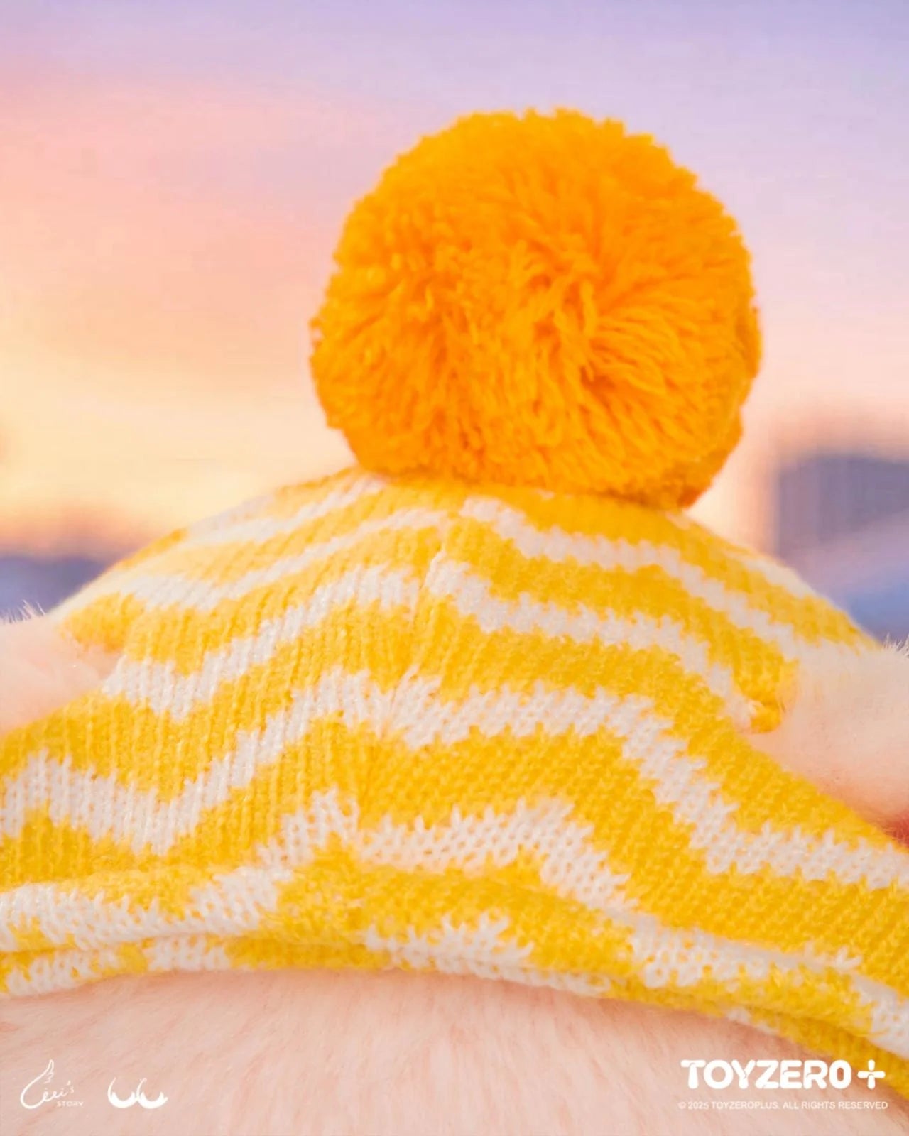 LULU THE PIGGY OOTD - CLOTHES SET (WINTER SNOW SET) features a yellow and white striped knitted hat with a pom, perfect for LuLu’s travel adventures.
