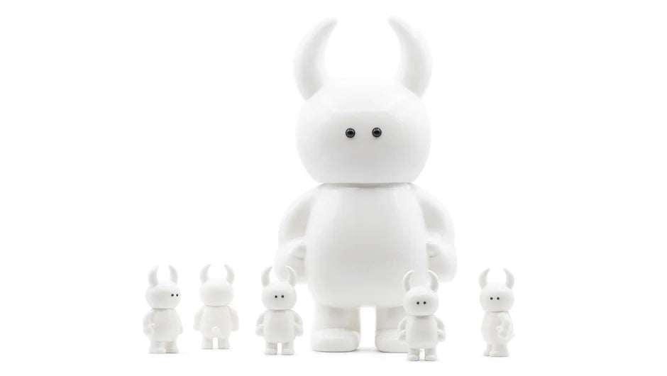 PEARL? BIG UAMOU, a large, off-white, smooth vinyl figure with fine pearl details, surrounded by five smaller identical figures. Height: 29cm, made in Japan.