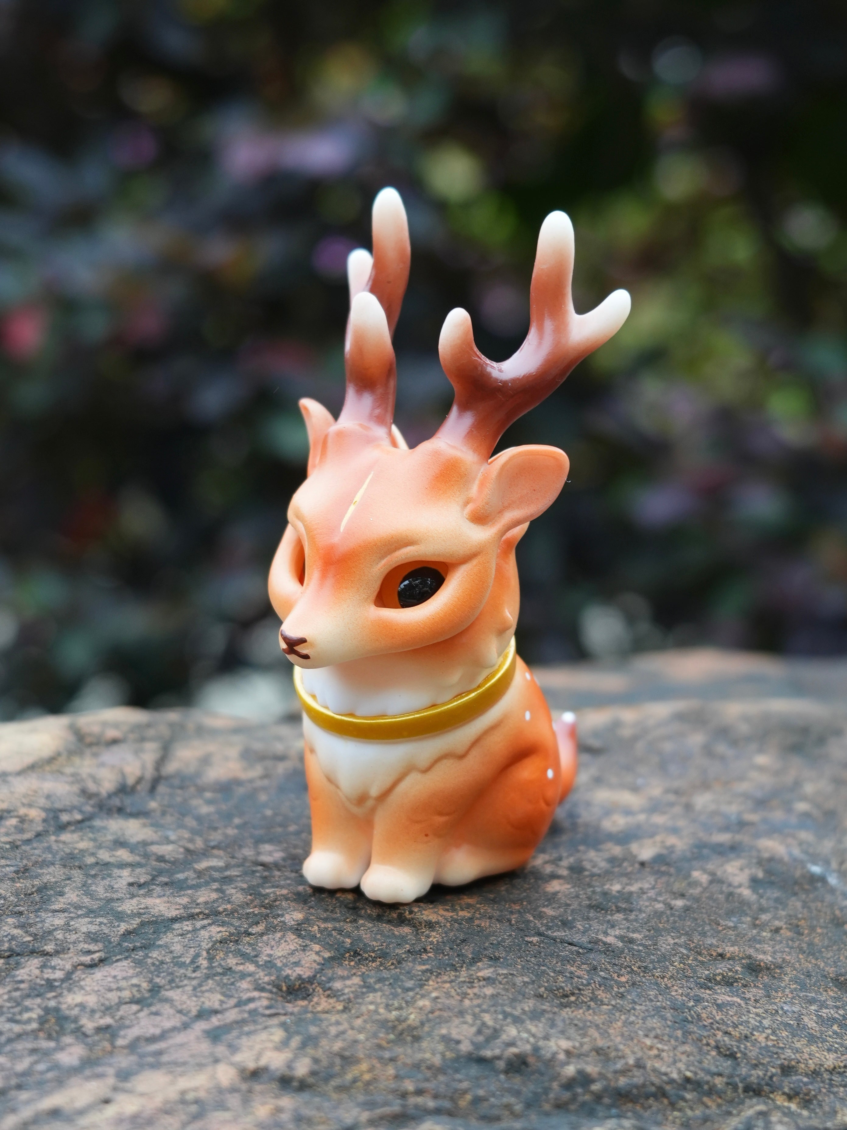 Spotted Deer Cat by HOTRU, a 6.5cm vinyl toy with rotating head and magnetic mask, features elegant antlers and glossy eyes, available for preorder.