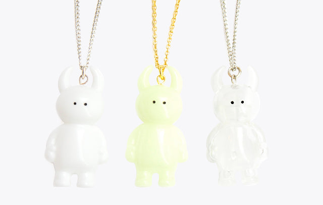 MINI UAMOU NECKLACE featuring white and yellow soft vinyl bear figures on a 55 cm silver chain, highlighting unique art toy-inspired jewelry.
